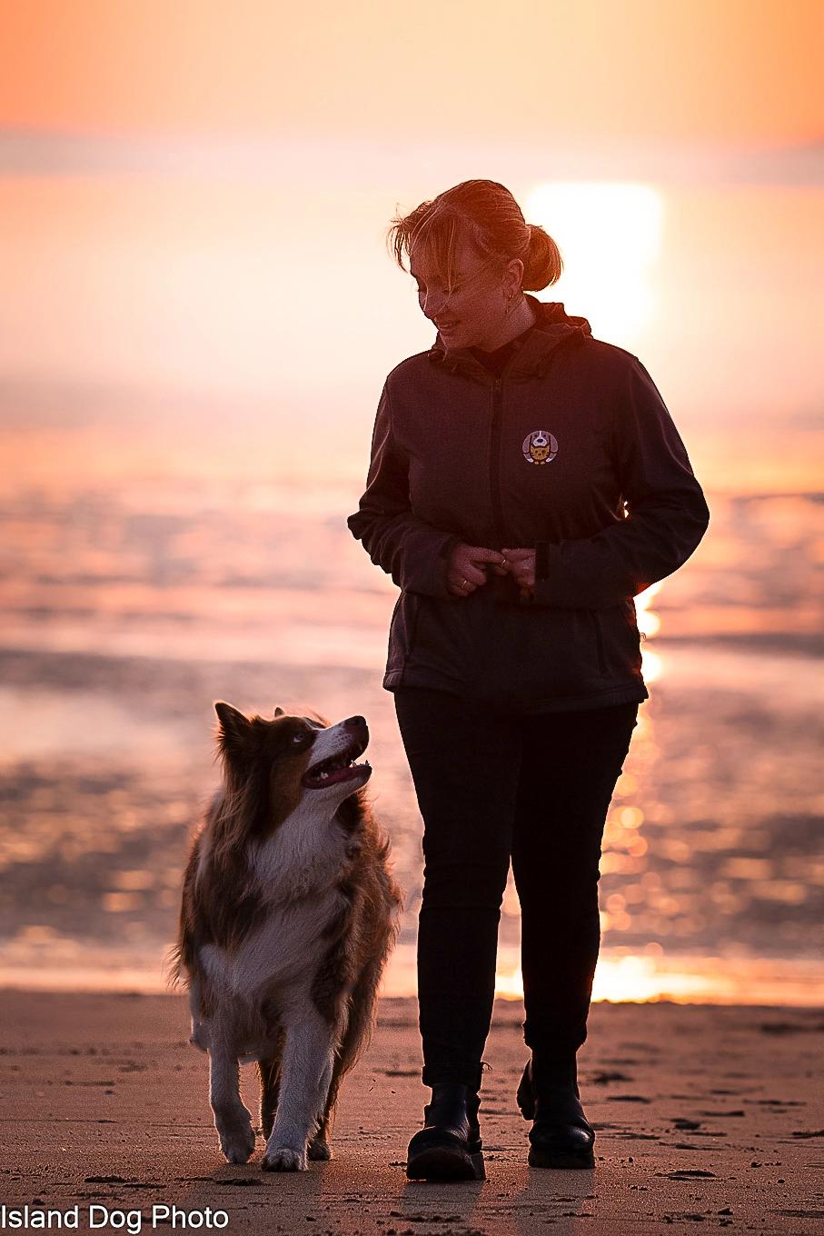 eva et berger australien à la plage