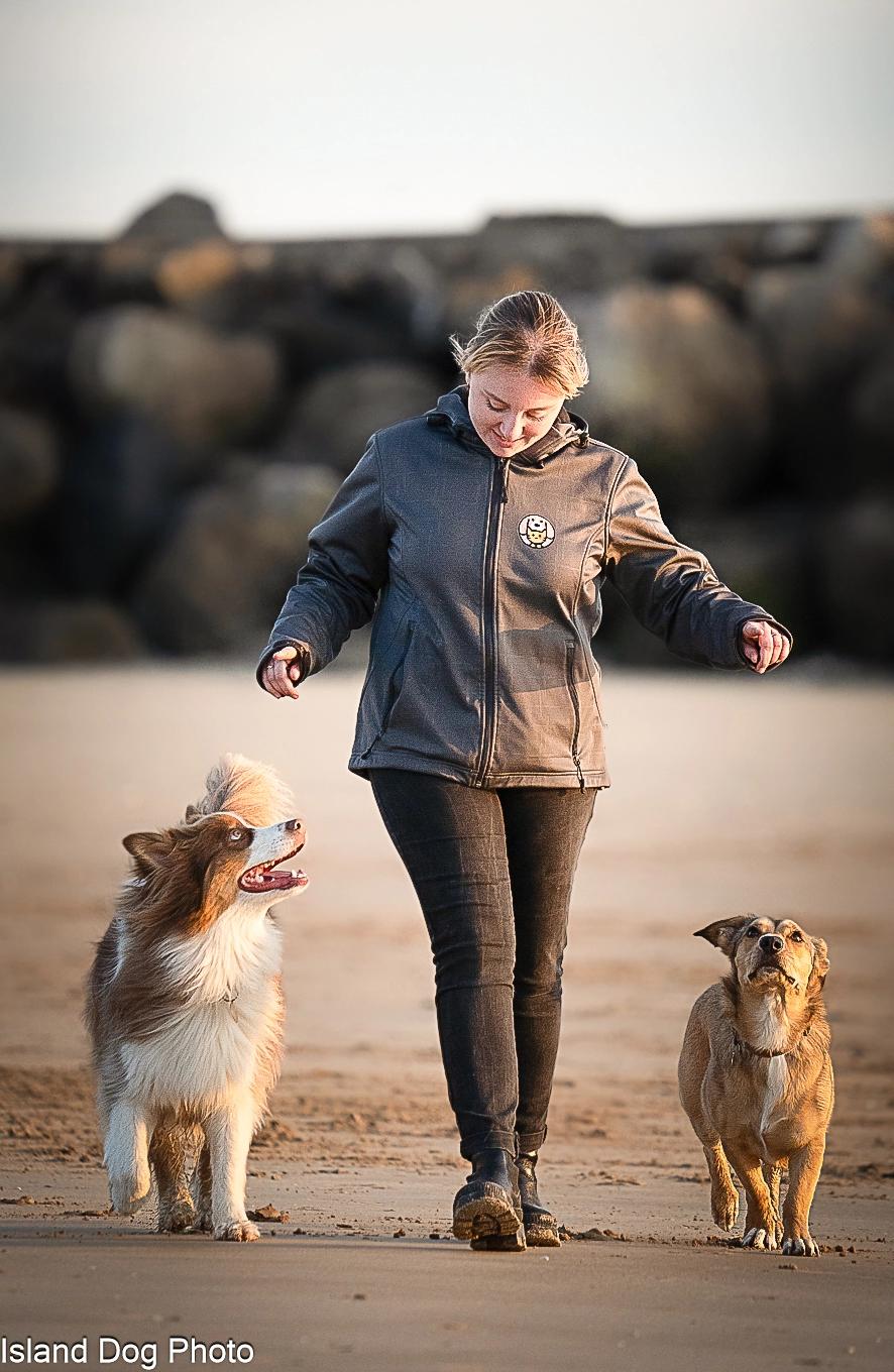 eva avec deux chiens sur la plage